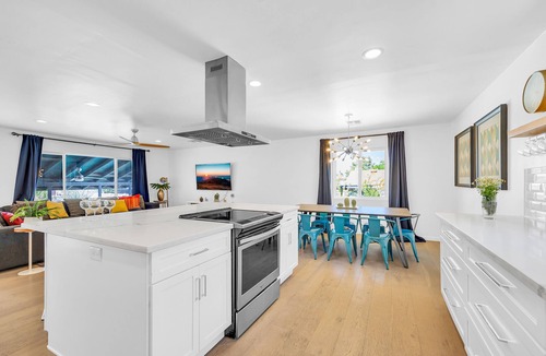 Village Grove House | Basketball Hoop, Pool & Putting Green, Perfect for Large Groups and Families!