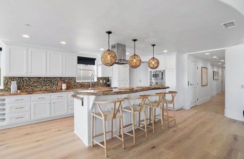 Townsite House | BEACH FRONT BOHO DREAM. Walk to Everything -Great for large Parties LOWER UNIT