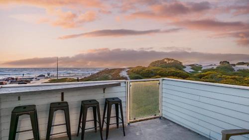 Oceano House | Beachfront 2BR w Deck Views Direct Sand Access Strand Way A