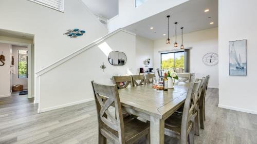 Oceano House | Beachfront 2BR w Deck Views Direct Sand Access Strand Way A