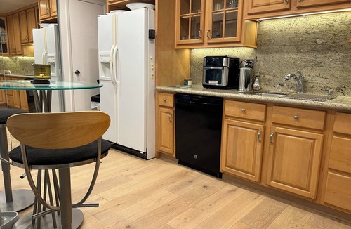 West Alameda Condo | Beachfront Alameda Condo-Bay Views-Stylish Coastal 2BR Retreat