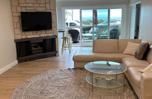 West Alameda Condo | Beachfront Alameda Condo-Bay Views-Stylish Coastal 2BR Retreat