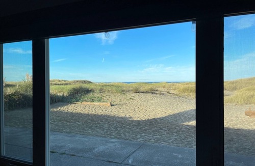 Bayshore House | BEACHFRONT LIVING! Spacious Single-level, w/3BD, 3BA, Fenced Courtyard. Dogs OK