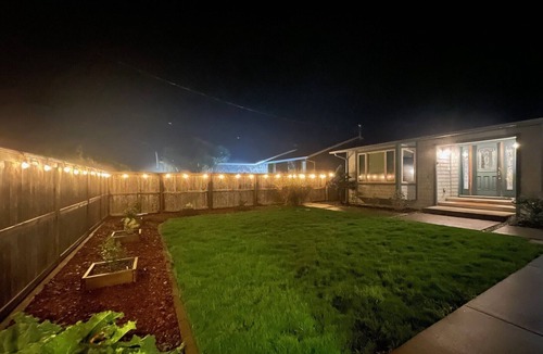 Bayshore House | BEACHFRONT LIVING! Spacious Single-level, w/3BD, 3BA, Fenced Courtyard. Dogs OK