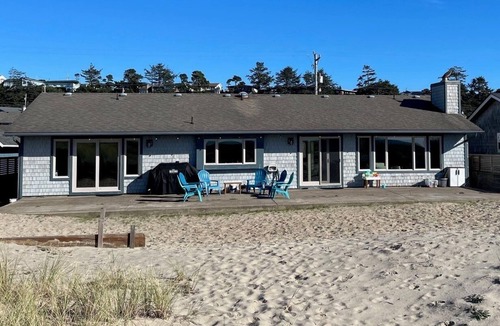 Bayshore House | BEACHFRONT LIVING! Spacious Single-level, w/3BD, 3BA, Fenced Courtyard. Dogs OK