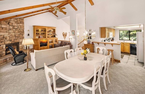 Big Bear Lake Condo | Bear House by Destination Big Bear : Walk to Bear Mtn Resort! Views! BBQ! Cable TV! Garage Parking! 2 Master Suites!