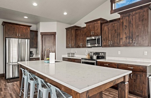 Sweetwater House | Bear Lake Cabin · Sleeps 22 · Ideal Beach Resort
