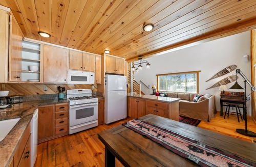 Mountain View Estates House | Bear Ridge Cabin: Hot Tub, BBQ, Quiet