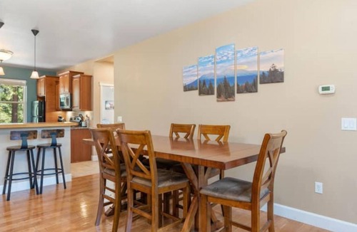 Mount Shasta House | Bearadise Lodge - Mount Shasta - Now with a Hot Tub & Air Conditioning!