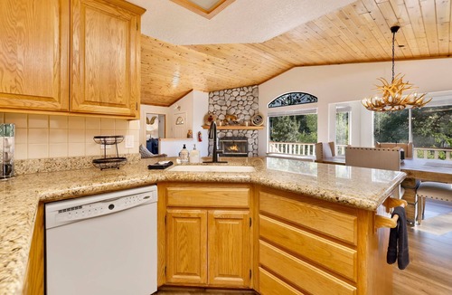 Upper Moonridge Cabin | BearVinidos- Relaxing Family Cabin- Ping-Pong