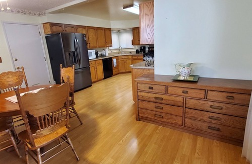 Davis House | Beautiful 4-bedroom furnished home in lovely South Davis with AC, Washer, Dryer
