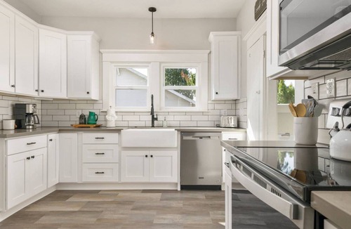 Gresham House | Beautiful and Bright w/ Central Location, Pet Friendly, New Furnishing and Décor, Walk to Park