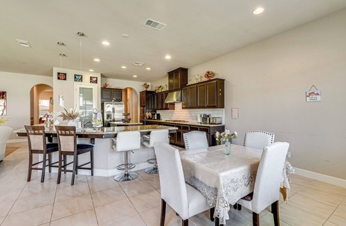 Greenacres House | Beautiful Bakersfield Home ~ 8 Mi to Downtown!