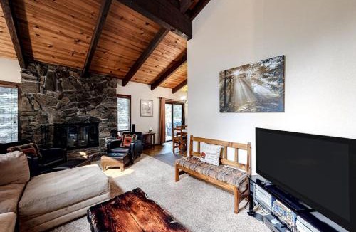 Country Club Estates House | Beautiful cabin near hiking biking skiing Heavenly Valley with fireplace