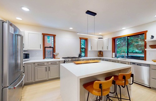 Truckee House | Beautiful cabin with spa, game room, EV charger, near golf & skiing, pets welcome!