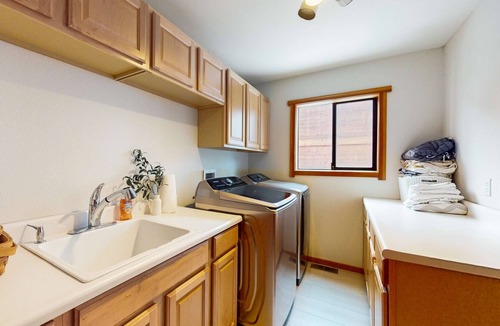 Truckee House | Beautiful cabin with spa, game room, EV charger, near golf & skiing, pets welcome!