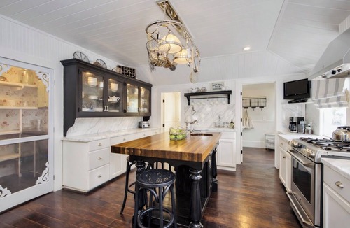 St. Helena House | BEAUTIFUL DOWNTOWN SAINT HELENA FARMHOUSE