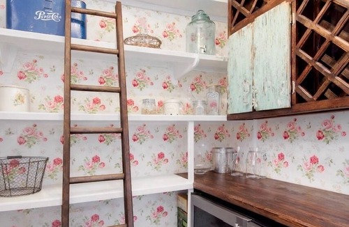 St. Helena House | BEAUTIFUL DOWNTOWN SAINT HELENA FARMHOUSE