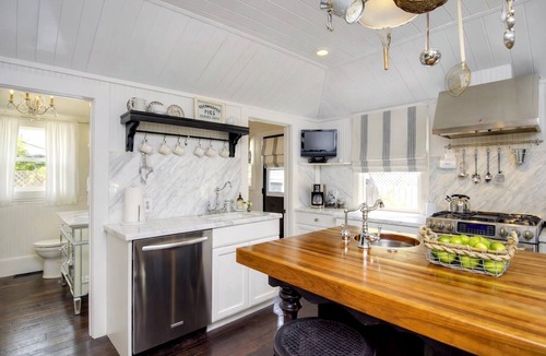 St. Helena House | BEAUTIFUL DOWNTOWN SAINT HELENA FARMHOUSE