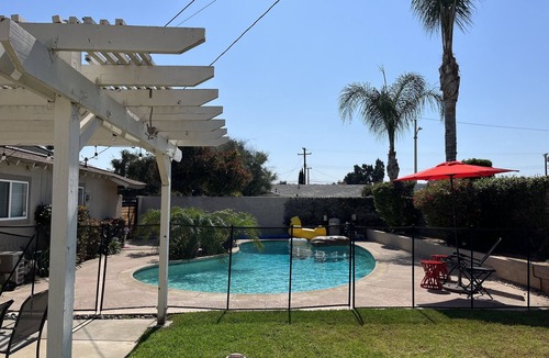 Bonita House | Beautiful Glendora Home with remodeled bathrooms, large yard, pool.