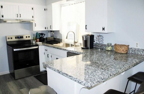 Fresno House | Beautiful Home in quiet neighborhood with a pool and close to stores & highways.