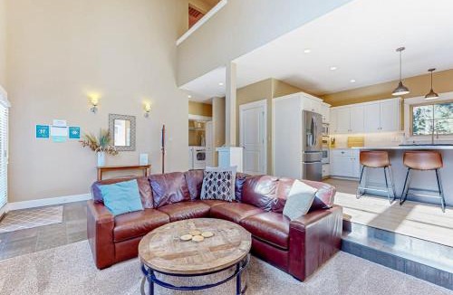 RiverWild House | Beautiful Home with Deck Shared Pool and Hot Tub - Near the Slopes