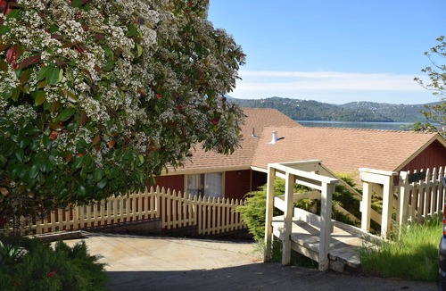 Clearlake House | Beautiful Lake Front house with Spectacular view, new deck/private dock sleep 6