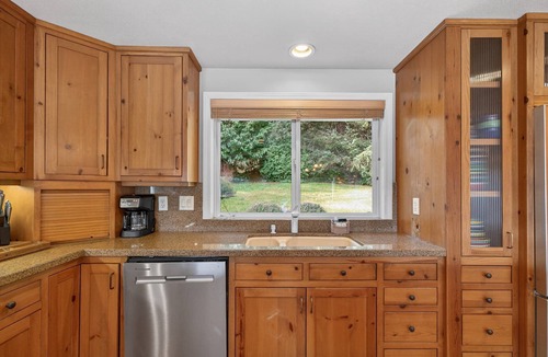 Dunes City House | Beautiful lakefront 4 bedroom 3 bath Florence home with private dock