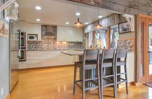 Walterville House | Beautiful lakefront home in Vida, Or