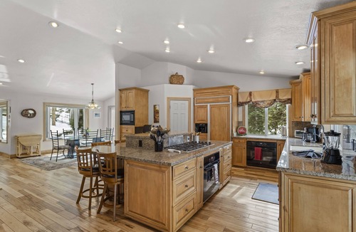Round Hill Village House | Beautiful Large 6 bedroom Lake Tahoe retreat with large entertainment areas