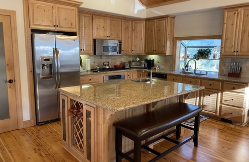 Sierra Tract House | Beautiful modern house with warmth and charm, 9 min from Heavenly!