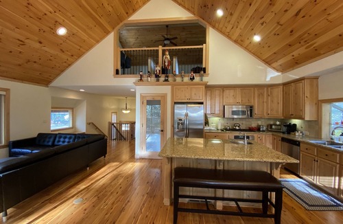 Sierra Tract House | Beautiful modern house with warmth and charm, 9 min from Heavenly!