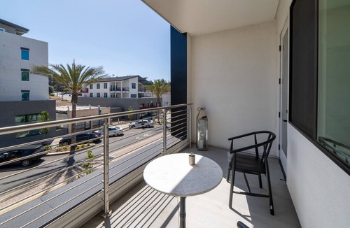 Vista Apartment | Beautiful Modern 2-Bed in DT Vista!