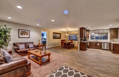 Pinetop Cabin | Beautiful Modern Cabin RIGHT ON THE GOLF COURSE! Perfect for families!