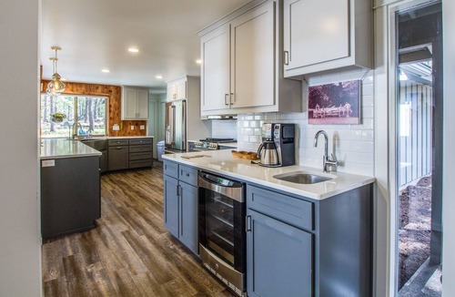 Sunriver House | Beautiful Modern Home, Gas Fireplace, Bikes, Ping Pong, Hot Tub, BBQ - QUAR02
