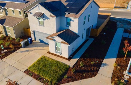 Merced House | Beautiful new 5BR home - free parking