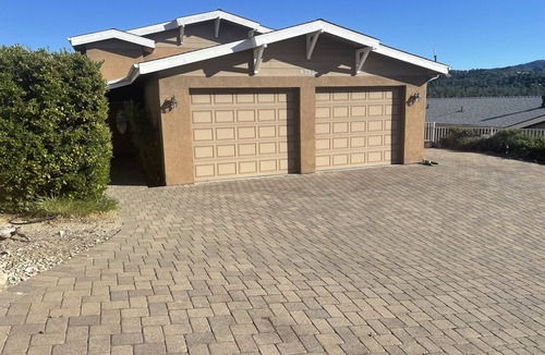Oak Shores House | Beautiful Spacious Lake View Home in Oak Shores