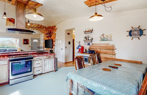Bayshore House | Beautiful vacation getaway steps from beach with deck, board games & EV charger