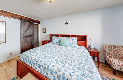Bayshore House | Beautiful vacation getaway steps from beach with deck, board games & EV charger