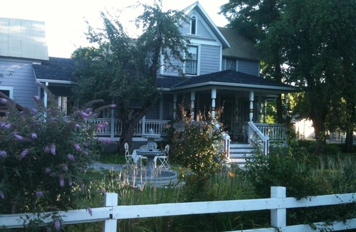 Weaverville House | Beautiful Victorian Downtown 4 bedrooms 3 bath sleeps 10 pp for $595