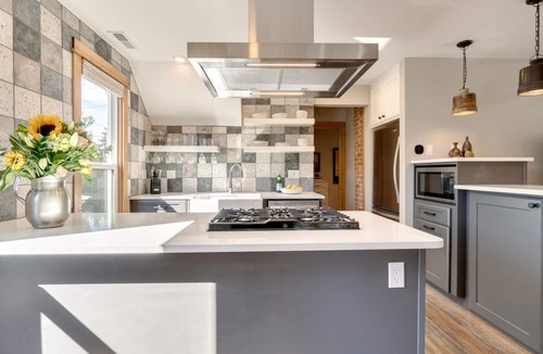 Sellwood-Moreland Apartment | Beautiful Vintage 2 Bdrm Sellwood Apt Near Dining, Shopping & River Recreation