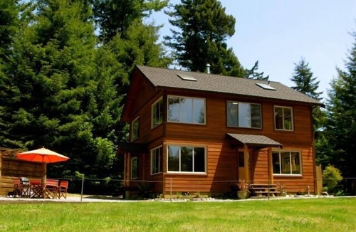 Butte Ski Chalet | Beautiful, Warm & Welcoming-Redwoods, River, Beaches includes Hot tub
