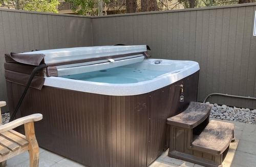 Sunriver House | Beautifully Remodeled, Steps to Fort Rock Park, A/C, SHARC Passes, Hot Tub.