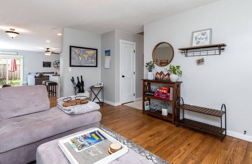 Centennial House | Beautifully renovated comfy home. Near PDX, DTWN & Multnomah Falls.