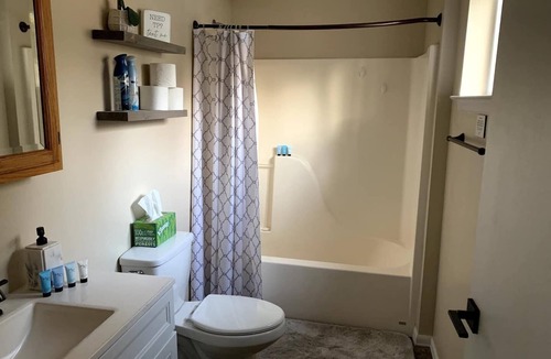 Hornbrook Apartment | Bedroom with Fire Pit, BBQ+Deck on Klamath River