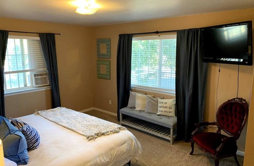 Hornbrook Apartment | Bedroom with Fire Pit, BBQ+Deck on Klamath River