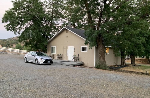 Hornbrook Apartment | Bedroom with Fire Pit, BBQ+Deck on Klamath River