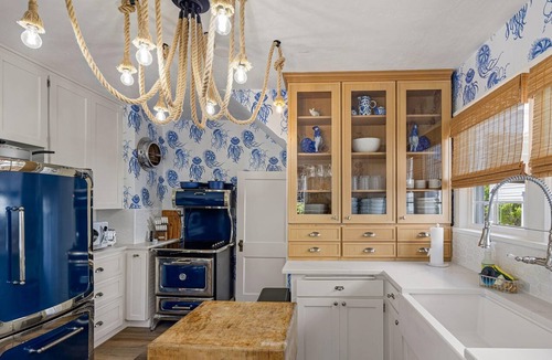 Amazon House | Bella Azul - Charming Home Minutes From Campus 3 Bedroom Home
