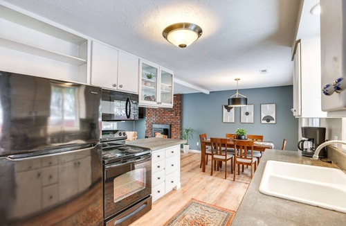 Southwest Bend House | Bend Home w/Hot Tub ~ 2 Mi to Old Mill District!