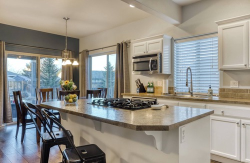 Larkspur House | Bend’s Artful Adventure – Picturesque 4 BDR Minutes to Downtown, Skiing